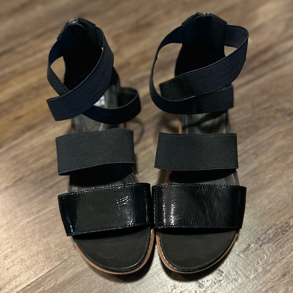 Eileen Fisher Klay Patent Stretch Wedge Sandal in Black. Size 7.5.